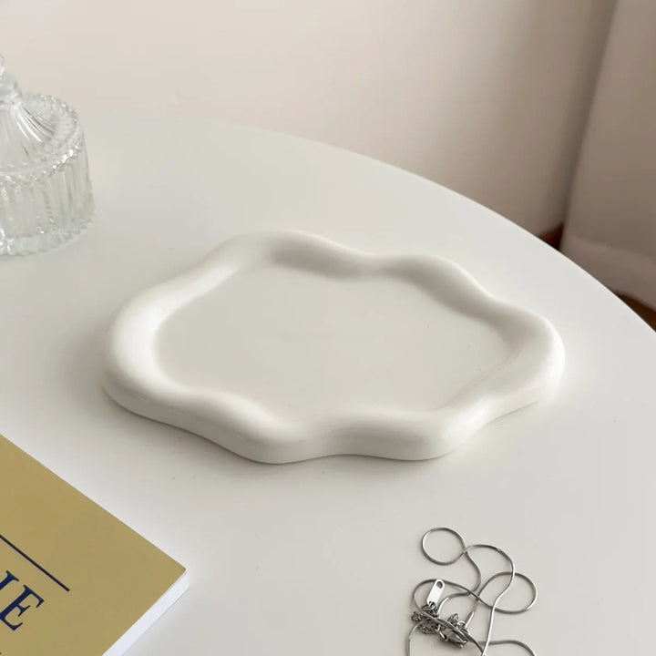 Cloud Tray - modern dienblad met sieraden van keramiek